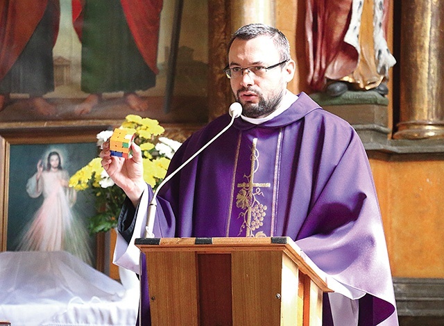 Ksiądz Kaoka jest kapłanem o licznych zainteresowaniach.