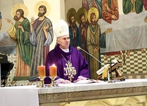 Biskup zachęcał  do stawiania sobie pytań o wiarę.