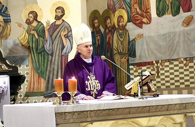 Biskup zachęcał  do stawiania sobie pytań o wiarę.