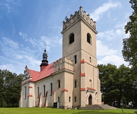 Licząca 600 wiernych parafia św. Teresy od Dzieciątka Jezus w Białowieży nie byłaby w stanie sfinansować remontu zabytkowej świątyni. Część funduszy udało się pozyskać z różnych programów ochrony zabytków na szczeblu krajowym i wojewódzkim.