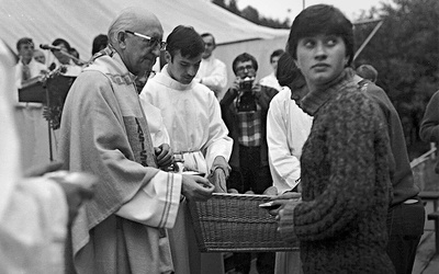 Dzień wspólnoty wakacyjnych oaz rekolekcyjnych w Centrum Ruchu Światło–Życie w Krościenku nad Dunajcem, sierpień 1980 roku.