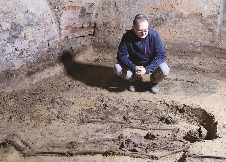Kościół Wszystkich Świętych jest przykładem śląskiej późnobarokowej architektury sakralnej. Obecny kształt  zyskał w 1748 roku,  po odbudowie po pożarze.