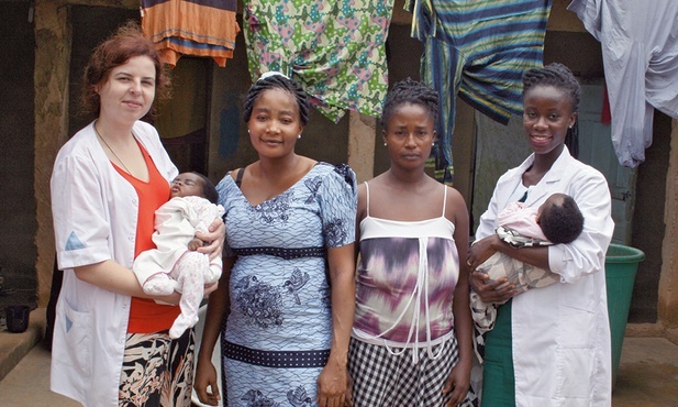 Sara Suchowiak, jedna z inicjatorek projektu „Bezpieczna mama”, swoją wiedzą medyczną dzieli się z Afrykankami.