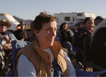 Fern (Frances McDormand) w czasie spotkania społeczności „bezmiejscowych” w Quartzsite w Arizonie.