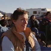 Fern (Frances McDormand) w czasie spotkania społeczności „bezmiejscowych” w Quartzsite w Arizonie.