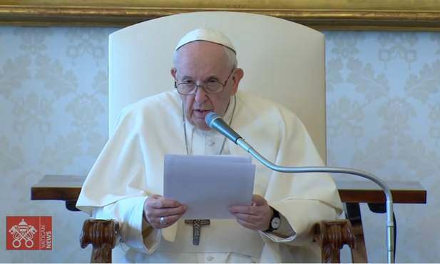 Papież wygłasza katechezę