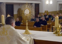 Zaproszenie do całodobowej adoracji Pana Jezusa ukrytego w Najświętszym Sakramencie jest świetną okazją do duchowego przygotowania na Wielki Tydzień i uroczystość Wielkanocy.