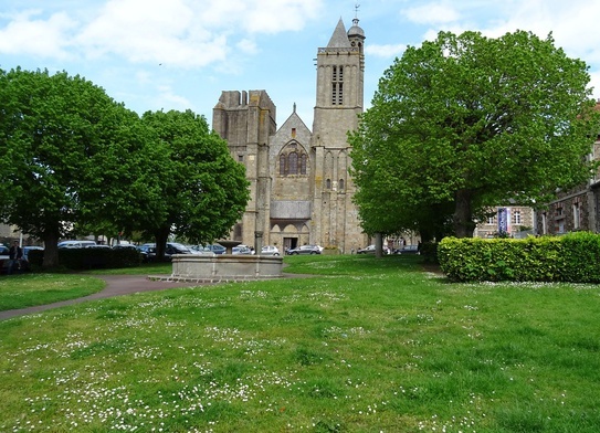 Autor bestsellerów Ken Follett przekazał 148 tys. euro na odnowę katedry
