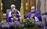 Biskup senior i ks. Radosław Kisiel w czasie Mszy św. pogrzebowej taty dyrektora świdnickiej Caritas.