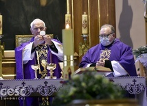 Biskup senior i ks. Radosław Kisiel w czasie Mszy św. pogrzebowej taty dyrektora świdnickiej Caritas.