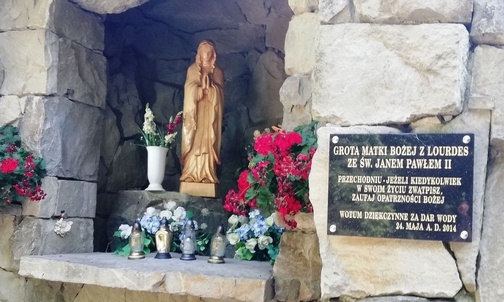 Grota Matki Bożej z Lourdes ze św. Janem Pawłem II w Żarnówce.