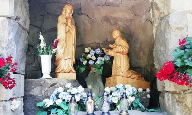 Grota Matki Bożej z Lourdes ze św. Janem Pawłem II w Żarnówce.