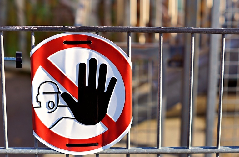 "Młodzi nie są nieśmiertelni i też umierają na COVID-19"