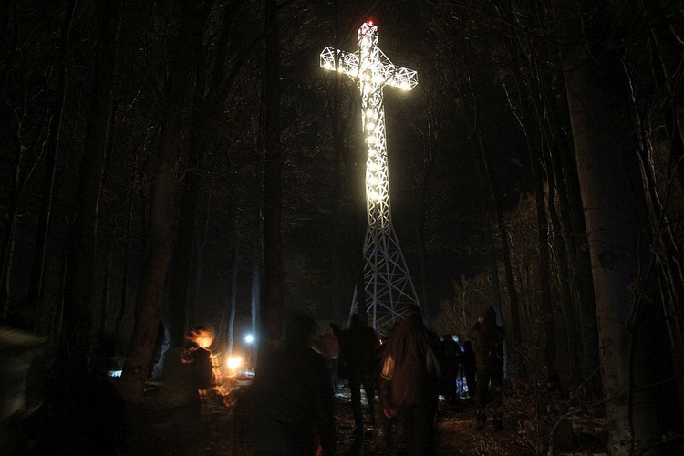 Młodzieżowa Droga Krzyżowa pod Krzyż Jubileuszowy na Hrobaczej Łące - 2021