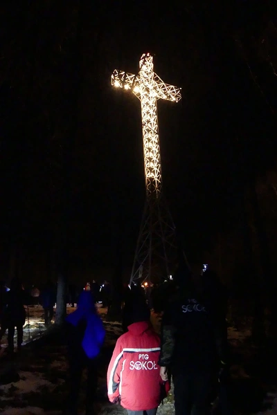 Młodzieżowa Droga Krzyżowa pod Krzyż Jubileuszowy na Hrobaczej Łące - 2021