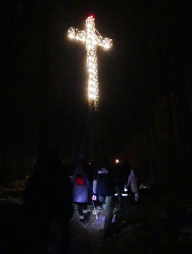 Młodzieżowa Droga Krzyżowa pod Krzyż Jubileuszowy na Hrobaczej Łące - 2021