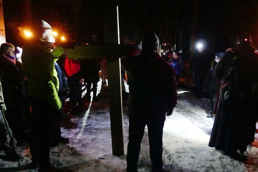 Młodzieżowa Droga Krzyżowa pod Krzyż Jubileuszowy na Hrobaczej Łące - 2021