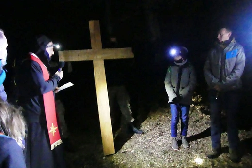 Młodzieżowa Droga Krzyżowa pod Krzyż Jubileuszowy na Hrobaczej Łące - 2021