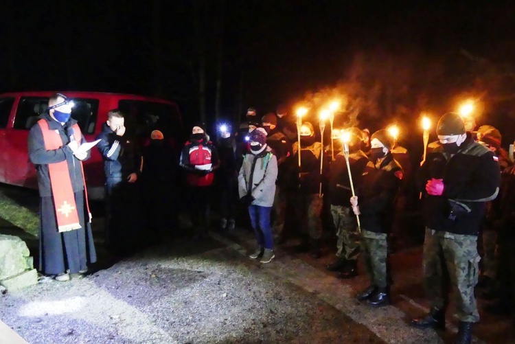 Młodzieżowa Droga Krzyżowa pod Krzyż Jubileuszowy na Hrobaczej Łące - 2021