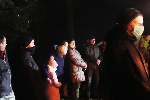 Młodzieżowa Droga Krzyżowa pod Krzyż Jubileuszowy na Hrobaczej Łące - 2021