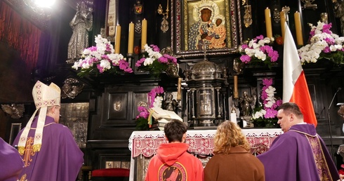 Centralnym punktem wydarzenia była Eucharystia, podczas której młodzi, w obecności bp. Zbigniewa Zielińskiego, zawierzyli Maryi siebie oraz swoich równieśników.