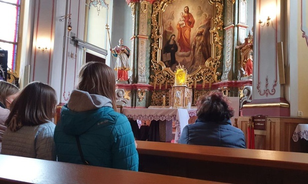 Co godzinę swój dyżur miały okoliczne parafie. Na zdjęciu młodzież z parafii NMP Częstochowskiej w Bojanicach.