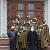 Żołnierze z duchownymi przed kościołem w Mokrzyskach.