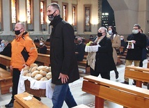 	Rodziny świętowały na Eucharystii w Świątyni Pokoju.