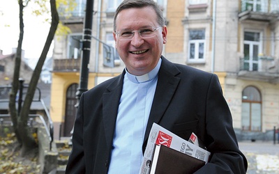 ▲	Ksiądz profesor od lat popularyzuje wiedzę biblijną.