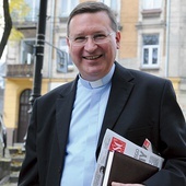 ▲	Ksiądz profesor od lat popularyzuje wiedzę biblijną.