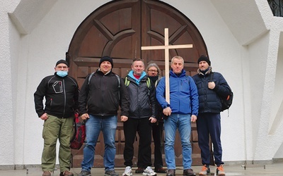 	Członkowie wspólnoty wędrówkę rozpoczęli w kościele Matki Bożej Królowej Polski w Elblągu.