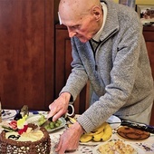 W czasie urodzinowego spotkania były życzenia i tort.  Pan Witold otrzymał także pamiątkowy ryngraf.