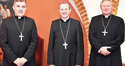 	Nowy pasterz (w środku) z bp. Wiesławem Szlachetką (z prawej) i bp. Zbigniewem Zielińskim.
