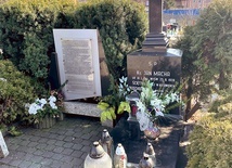 	Nagrobek jest jedynie symboliczny, ponieważ nie wiadomo,  co stało się z ciałem księdza zabitego w więzieniu. Rodzina dowiedziała się o egzekucji po fakcie. Prawdopodobnie zwłoki skremowano w Auschwitz.