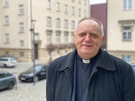	Oprócz pracy w Kurii Metropolitalnej nasz rozmówca jest także proboszczem w parafii NSPJ i św. Jana Bosko w Katowicach-Piotrowicach.