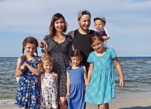 Prawdziwe szczęście odnajdujemy w naszym domowym chaosie z gromadką dzieci - mówią Julka i Kuba.