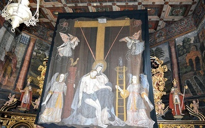 	Dzieło „Pieta pod krzyżem” przesłania ołtarz główny.