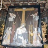 	Dzieło „Pieta pod krzyżem” przesłania ołtarz główny.