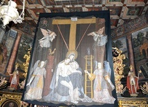 	Dzieło „Pieta pod krzyżem” przesłania ołtarz główny.
