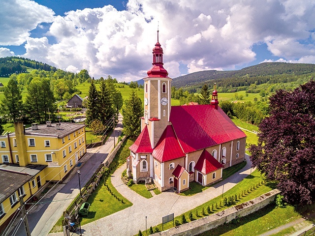 Widok kościoła z lotu ptaka.