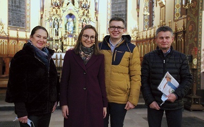 Pani Magdalena z mężem (w środku) przybyła do Dębicy na zaproszenie Akcji Katolickiej, której szefuje w tej parafii Magdalena Piękoś (z lewej). 