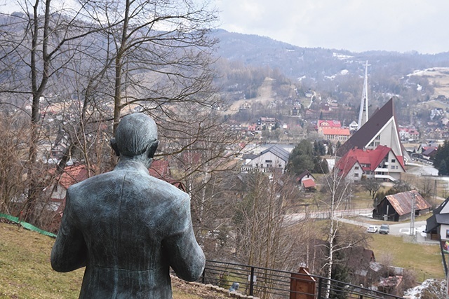 Ksiądz Blachnicki patrzy na Krościenko z Kopiej Górki.