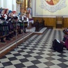 Zespoły zaprezentowały zapomniane pieśni wielkopostne. Z prawej na akordeonie gra Kamilla Biniek-Kaczorowska.