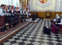 Zespoły zaprezentowały zapomniane pieśni wielkopostne. Z prawej na akordeonie gra Kamilla Biniek-Kaczorowska.