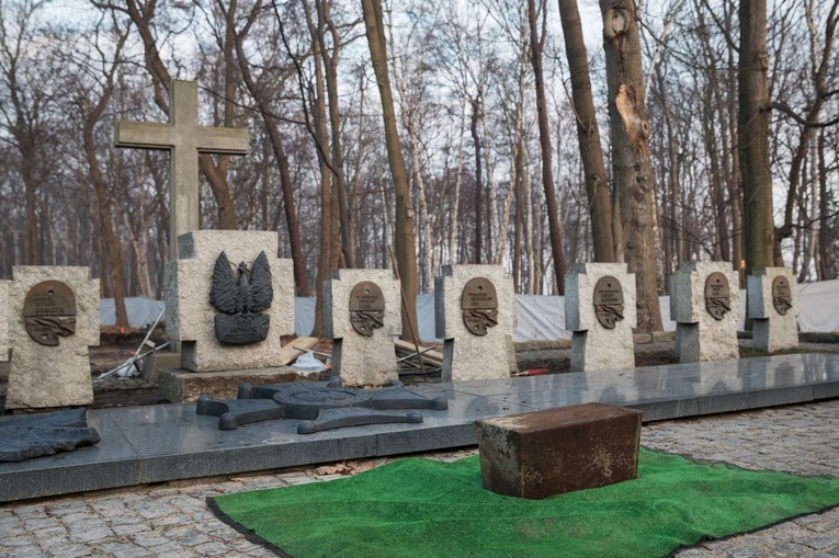 Ekshumacja na cmentarzu Obrońców Westerplatte