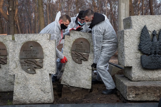 Ekshumacja na cmentarzu Obrońców Westerplatte