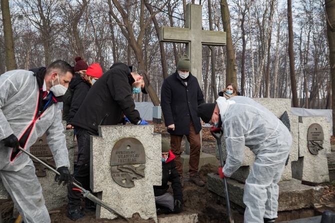 Ekshumacja na cmentarzu Obrońców Westerplatte