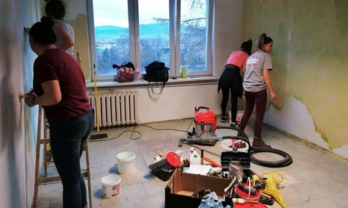 Maltańczcy przy pracy w swoim nowym lokalu.