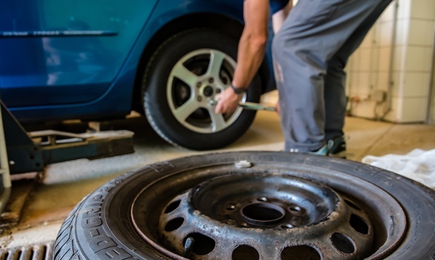 Bytom. Co mechanik zrobi ze starymi oponami? Zakłady wulkanizacyjne pod lupą straży miejskiej