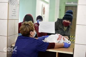 Jeden z punktów wydających żywność dla potrzebujących.